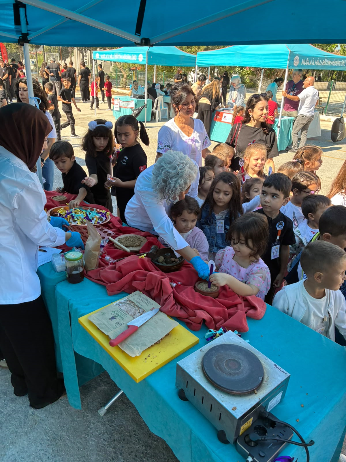 Üniversitemiz Yiyecek İçecek Bölümü Öğrencileri TÜBİTAK 4007 Bilim Şenliği’nde Atölye Çalışmalarıyla Yer Aldı