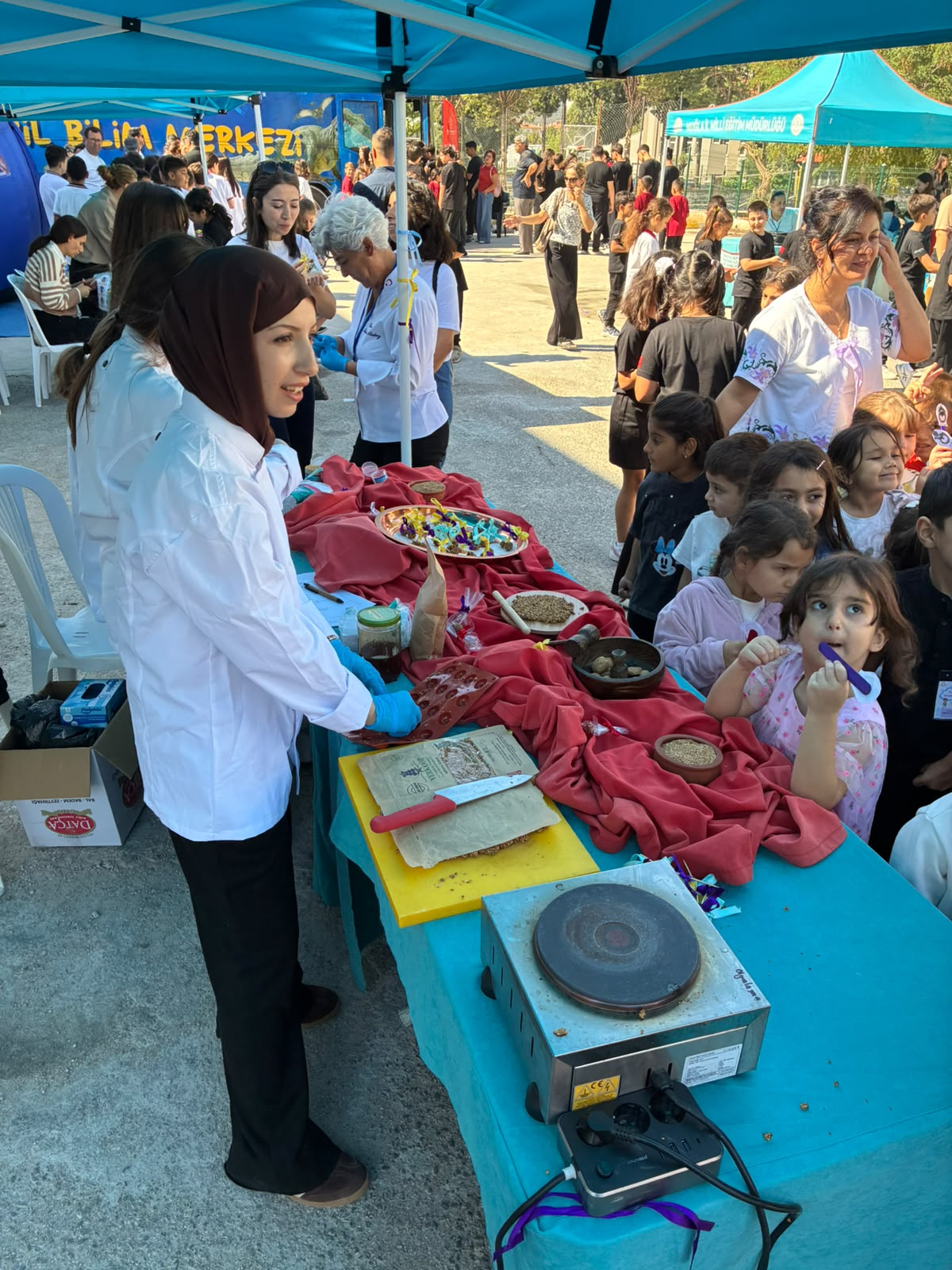 Üniversitemiz Yiyecek İçecek Bölümü Öğrencileri TÜBİTAK 4007 Bilim Şenliği’nde Atölye Çalışmalarıyla Yer Aldı