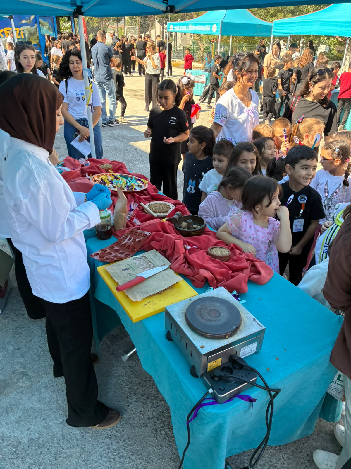 Üniversitemiz Yiyecek İçecek Bölümü Öğrencileri TÜBİTAK 4007 Bilim Şenliği’nde Atölye Çalışmalarıyla Yer Aldı