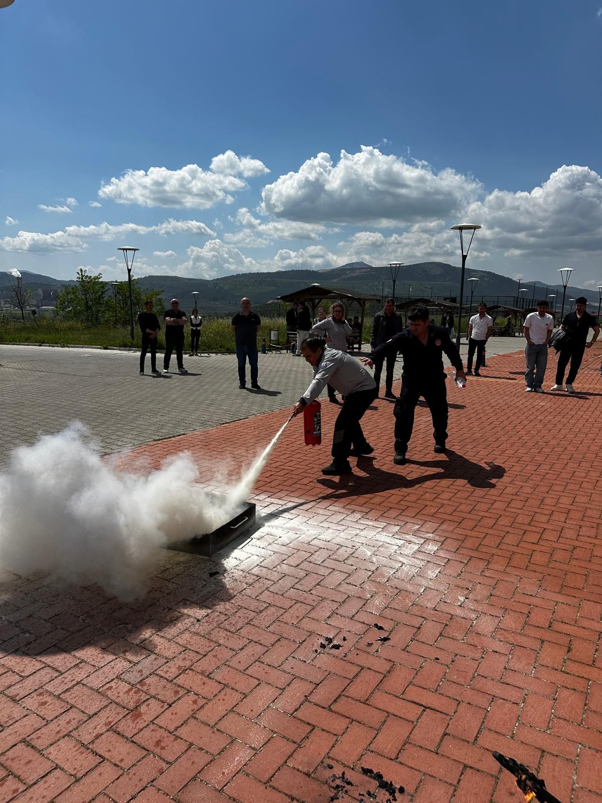 Yüksekokulumuzda “Temel Yangın Eğitimi ve Acil Durum Ekipleri Eğitimi” gerçekleştirildi