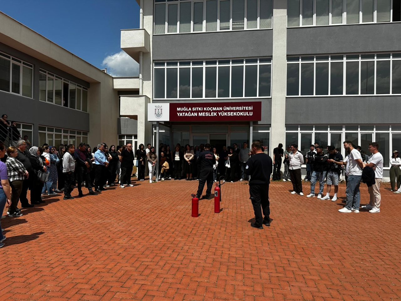 Yüksekokulumuzda “Temel Yangın Eğitimi ve Acil Durum Ekipleri Eğitimi” gerçekleştirildi
