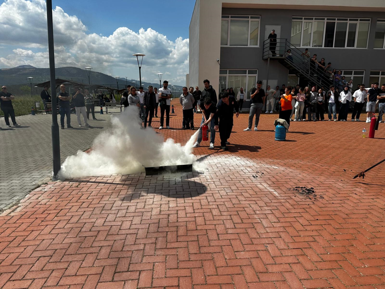Yüksekokulumuzda “Temel Yangın Eğitimi ve Acil Durum Ekipleri Eğitimi” gerçekleştirildi