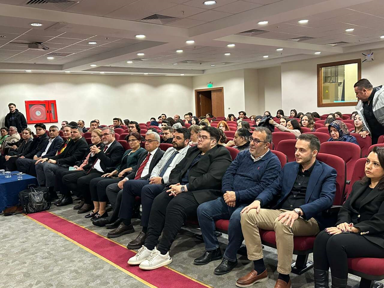 Dünya Su Günü etkilikleri kapsamında Merkezimiz "Su Geleceğimizdir" konulu panel düzenledi.