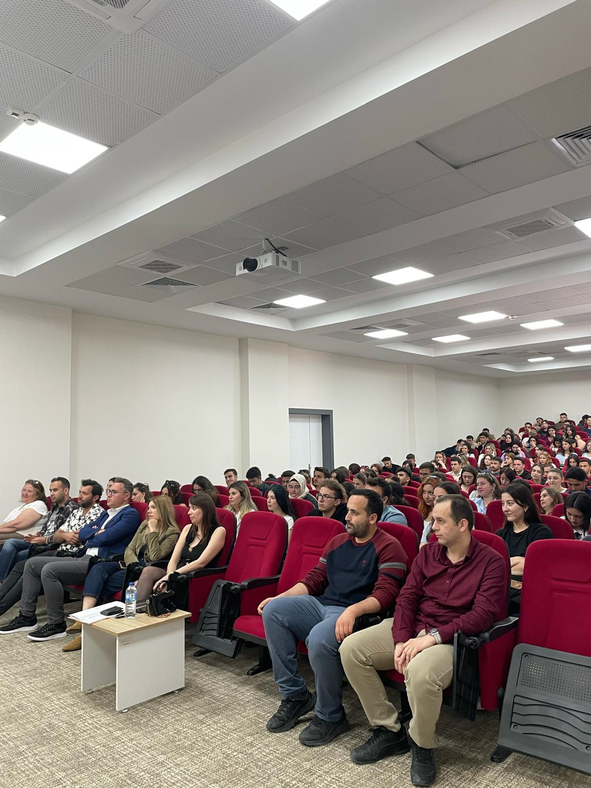 Geleceğe İlham Veren Yollar: Mezunlar ve Öğrenciler Buluşuyor