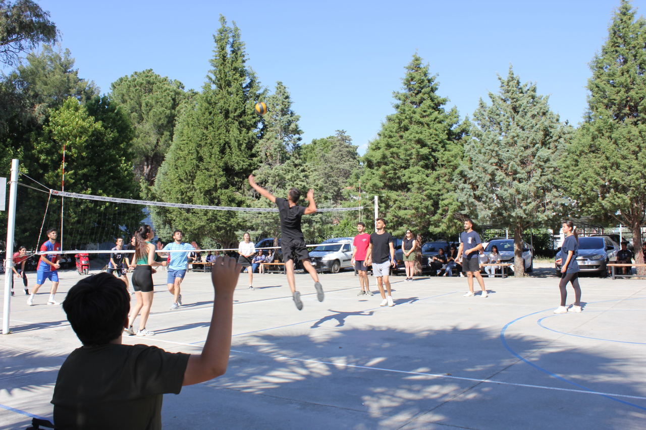 Dalaman Yerleşkesi Geleneksel Voleybol Turnuvası Final Maçı ve Konser etkinliği gerçekleştirildi