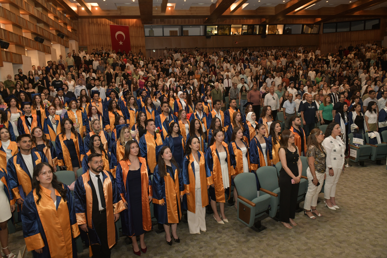 FEN FAKÜLTESİ MEZUNİYET TÖRENİ COŞKUYLA KUTLANDI