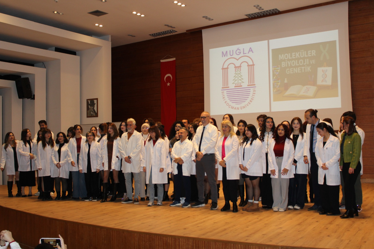 Fakültemizde, 2025-2026 eğitim-öğretim yılında ilki düzenlenen Biyoloji ile Moleküler Biyoloji ve Genetik Bölümleri öğrencilerinin beyaz önlük giyme töreni gerçekleştirildi.