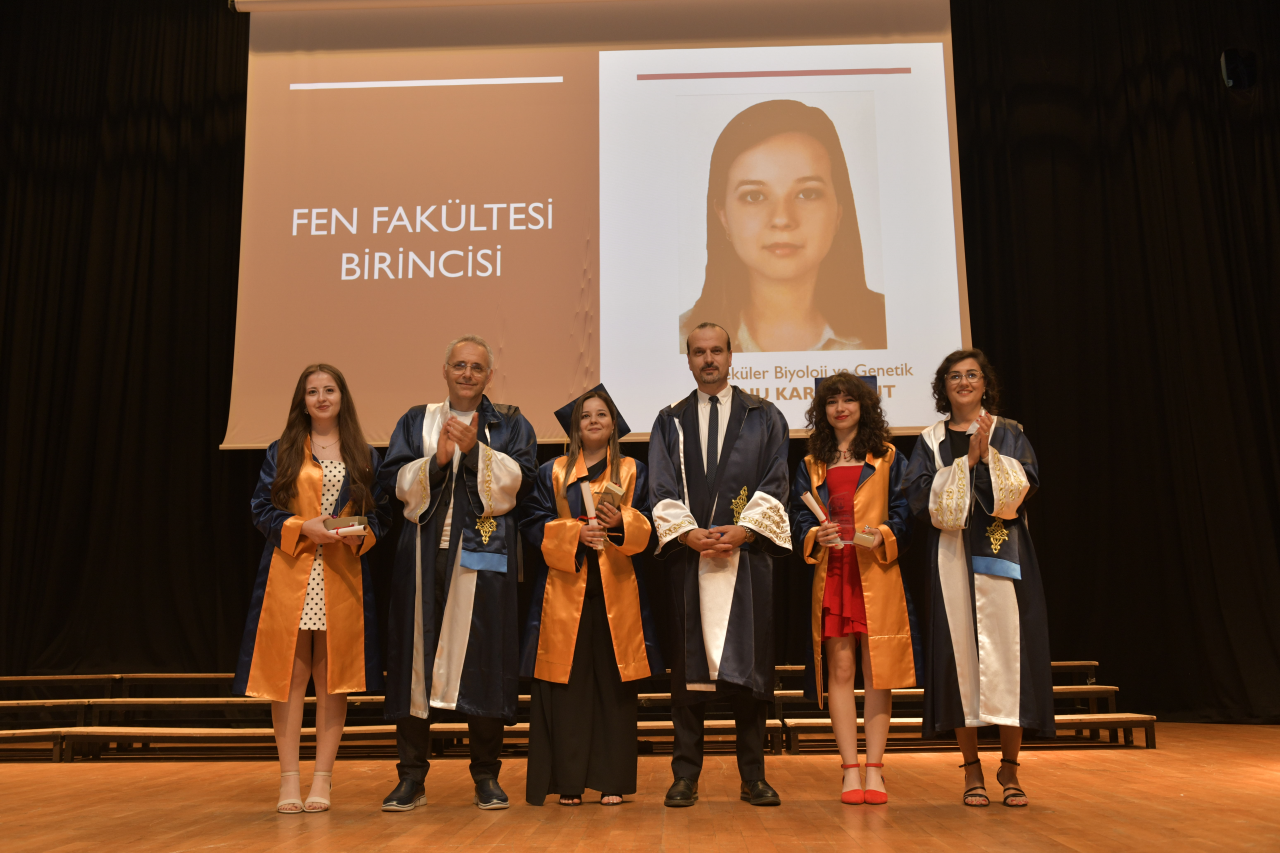 FEN FAKÜLTESİ MEZUNİYET TÖRENİ COŞKUYLA KUTLANDI