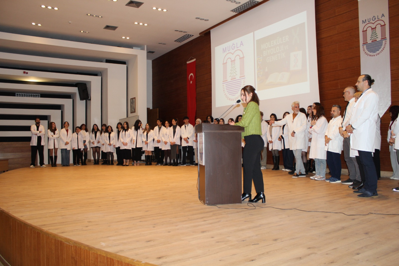 Fakültemizde, 2025-2026 eğitim-öğretim yılında ilki düzenlenen Biyoloji ile Moleküler Biyoloji ve Genetik Bölümleri öğrencilerinin beyaz önlük giyme töreni gerçekleştirildi.