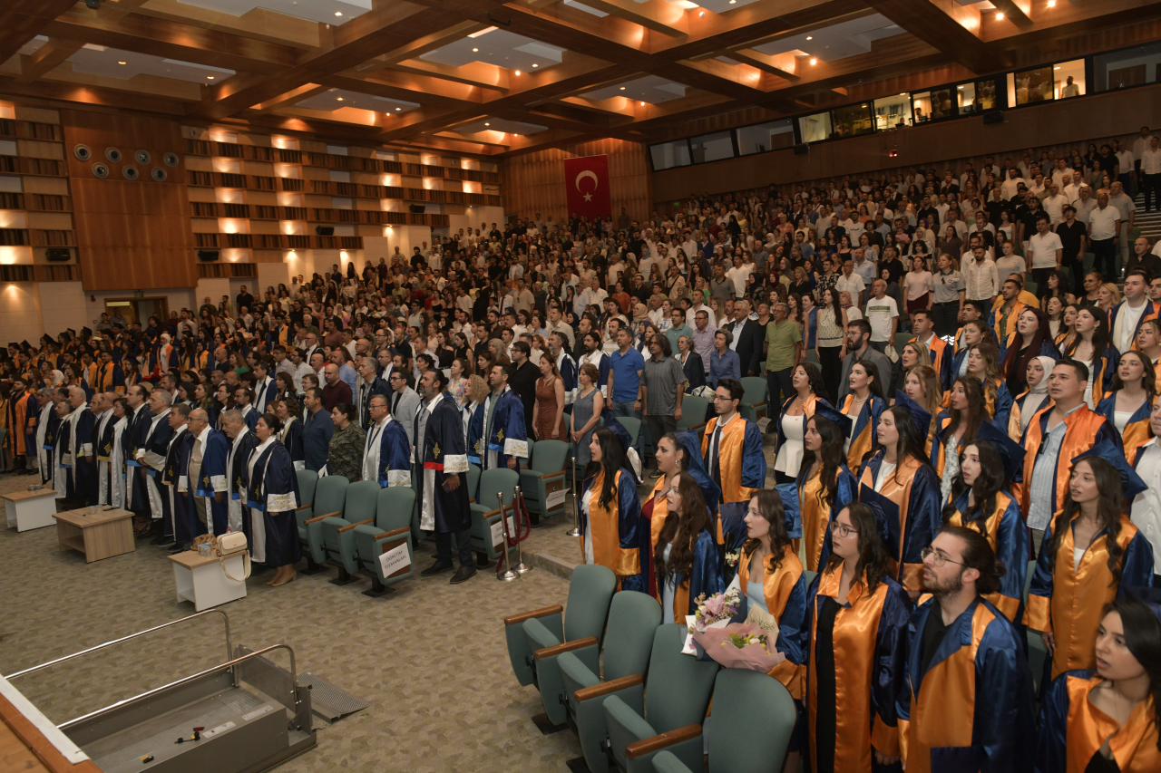 FEN FAKÜLTESİ MEZUNİYET TÖRENİ COŞKUYLA KUTLANDI