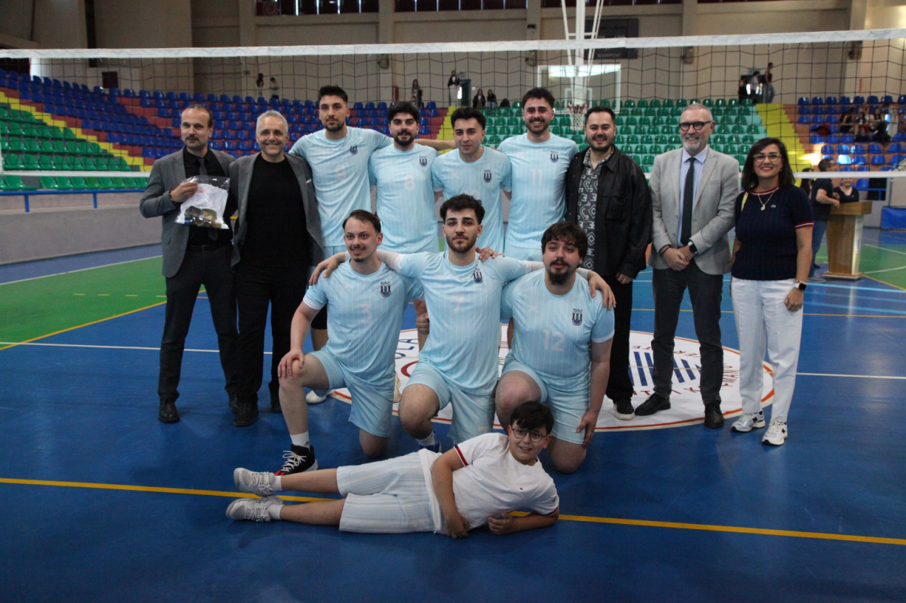 Öğrencilerimizden Büyük Başarı: Voleybolda Şampiyonluk Geldi