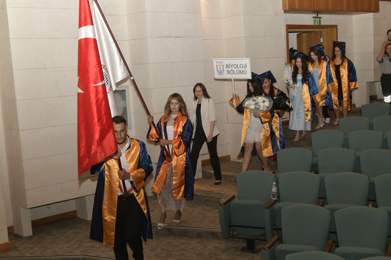 FEN FAKÜLTESİ MEZUNİYET TÖRENİ COŞKUYLA KUTLANDI