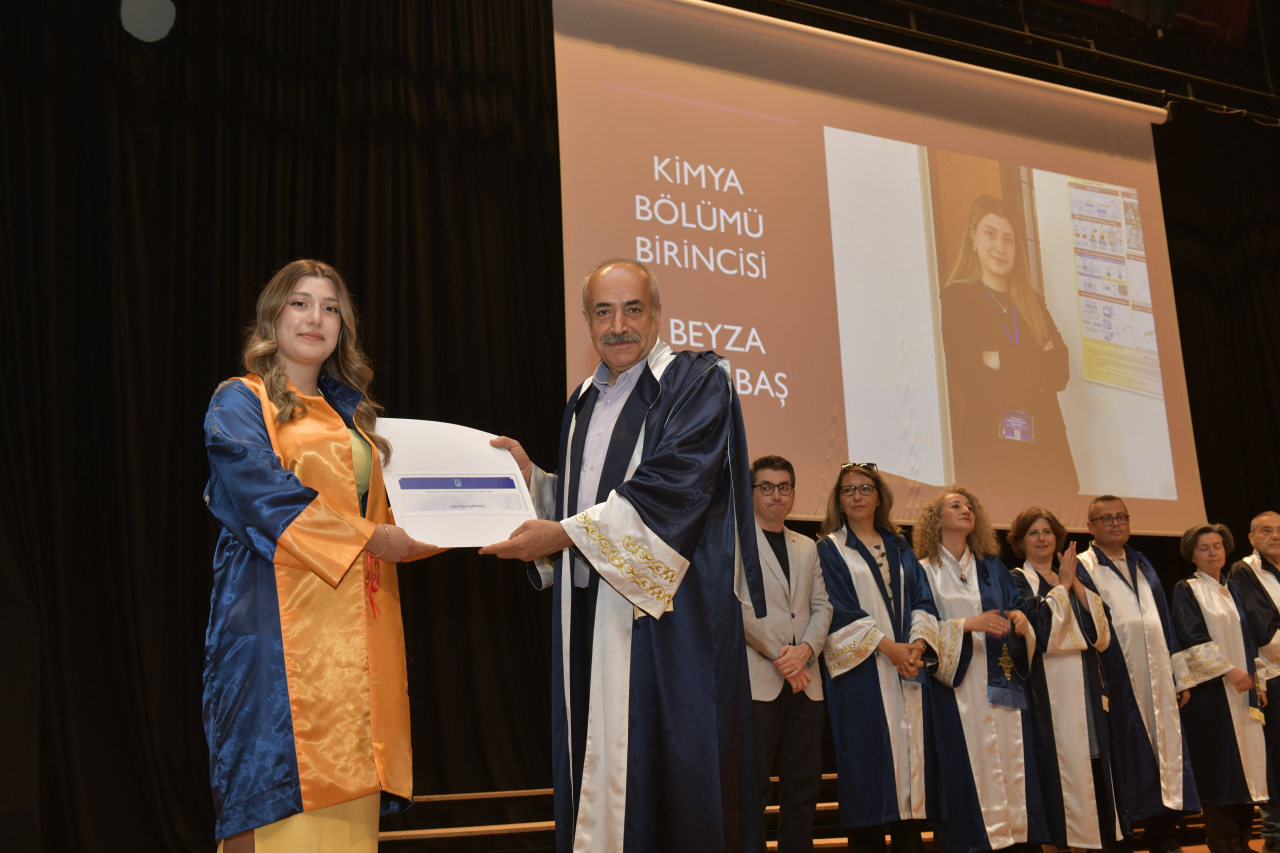 FEN FAKÜLTESİ MEZUNİYET TÖRENİ COŞKUYLA KUTLANDI