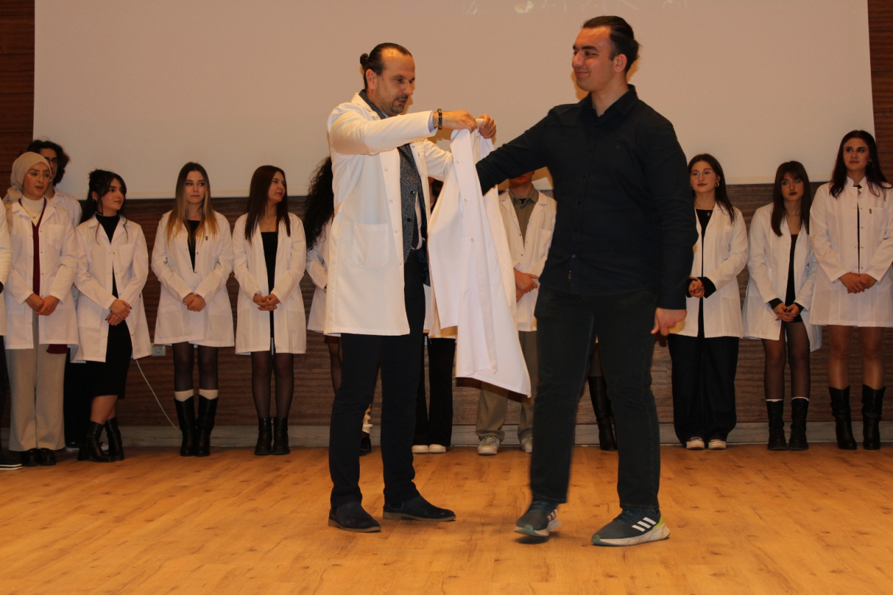 Fakültemizde, 2025-2026 eğitim-öğretim yılında ilki düzenlenen Biyoloji ile Moleküler Biyoloji ve Genetik Bölümleri öğrencilerinin beyaz önlük giyme töreni gerçekleştirildi.