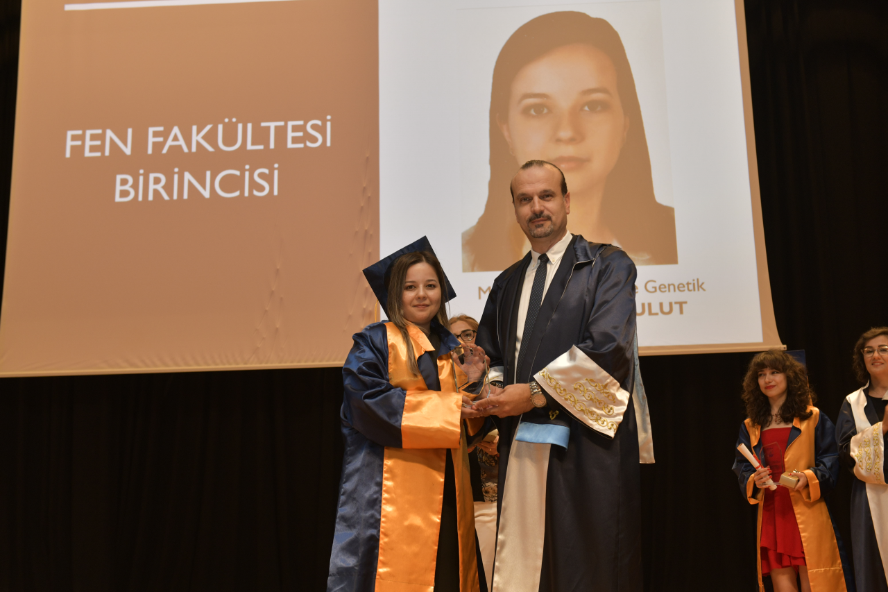 FEN FAKÜLTESİ MEZUNİYET TÖRENİ COŞKUYLA KUTLANDI