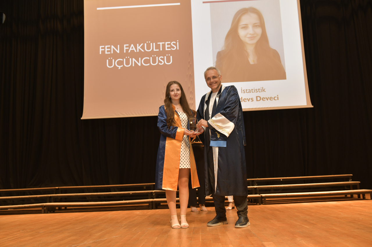 FEN FAKÜLTESİ MEZUNİYET TÖRENİ COŞKUYLA KUTLANDI