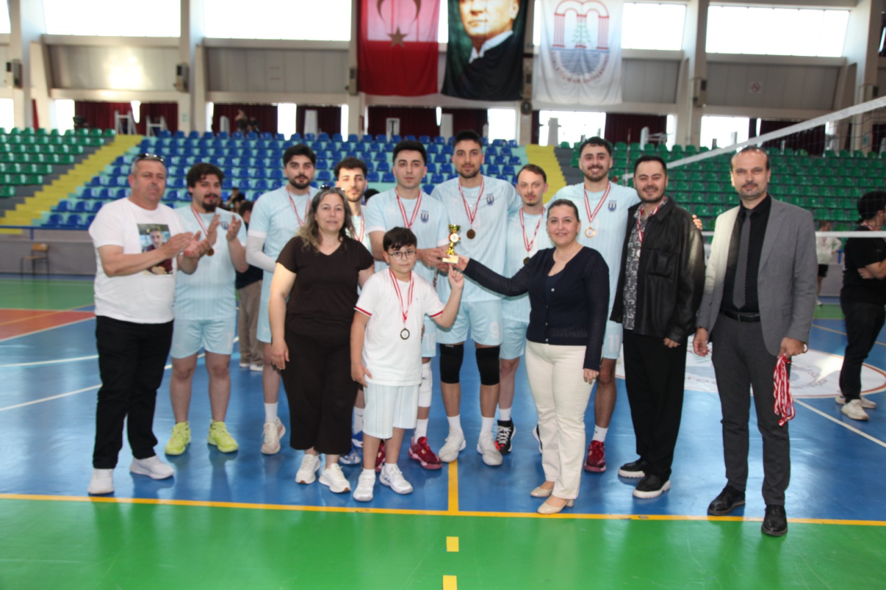 Öğrencilerimizden Büyük Başarı: Voleybolda Şampiyonluk Geldi