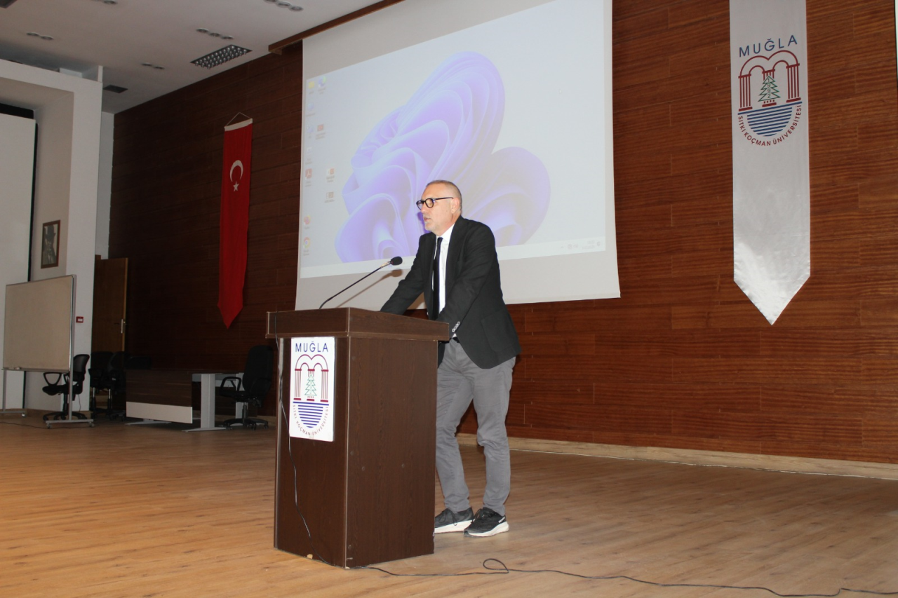 Fakültemizde, 2025-2026 eğitim-öğretim yılında ilki düzenlenen Biyoloji ile Moleküler Biyoloji ve Genetik Bölümleri öğrencilerinin beyaz önlük giyme töreni gerçekleştirildi.