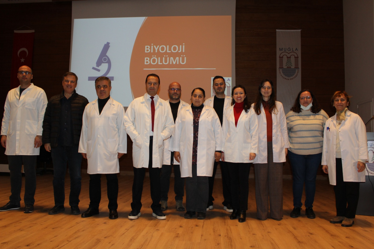 Fakültemizde, 2025-2026 eğitim-öğretim yılında ilki düzenlenen Biyoloji ile Moleküler Biyoloji ve Genetik Bölümleri öğrencilerinin beyaz önlük giyme töreni gerçekleştirildi.