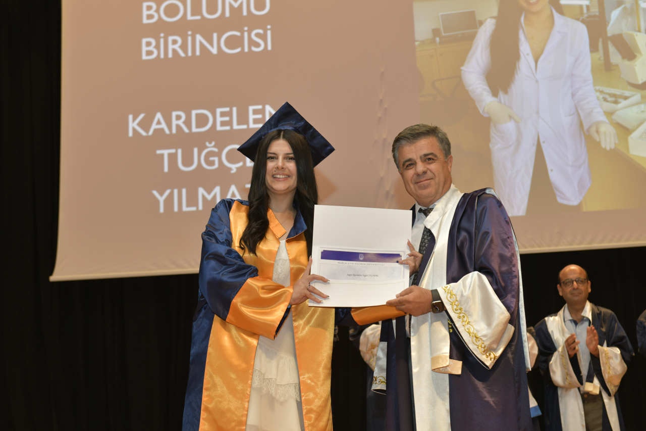 FEN FAKÜLTESİ MEZUNİYET TÖRENİ COŞKUYLA KUTLANDI