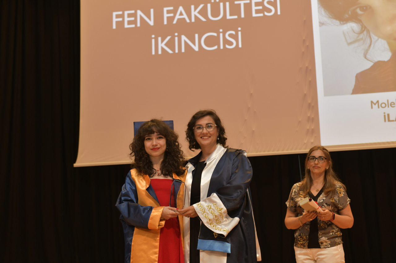 FEN FAKÜLTESİ MEZUNİYET TÖRENİ COŞKUYLA KUTLANDI