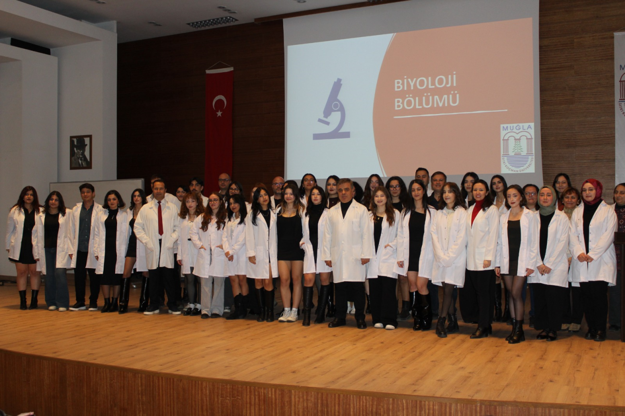 Fakültemizde, 2025-2026 eğitim-öğretim yılında ilki düzenlenen Biyoloji ile Moleküler Biyoloji ve Genetik Bölümleri öğrencilerinin beyaz önlük giyme töreni gerçekleştirildi.