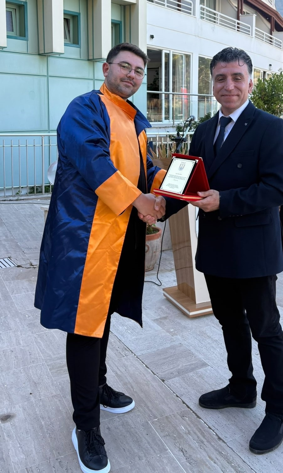 ?? Meslek Yüksekokulumuzda Mezuniyet Coşkusu: Öğrencilerimiz Keplerini Fırlattı!