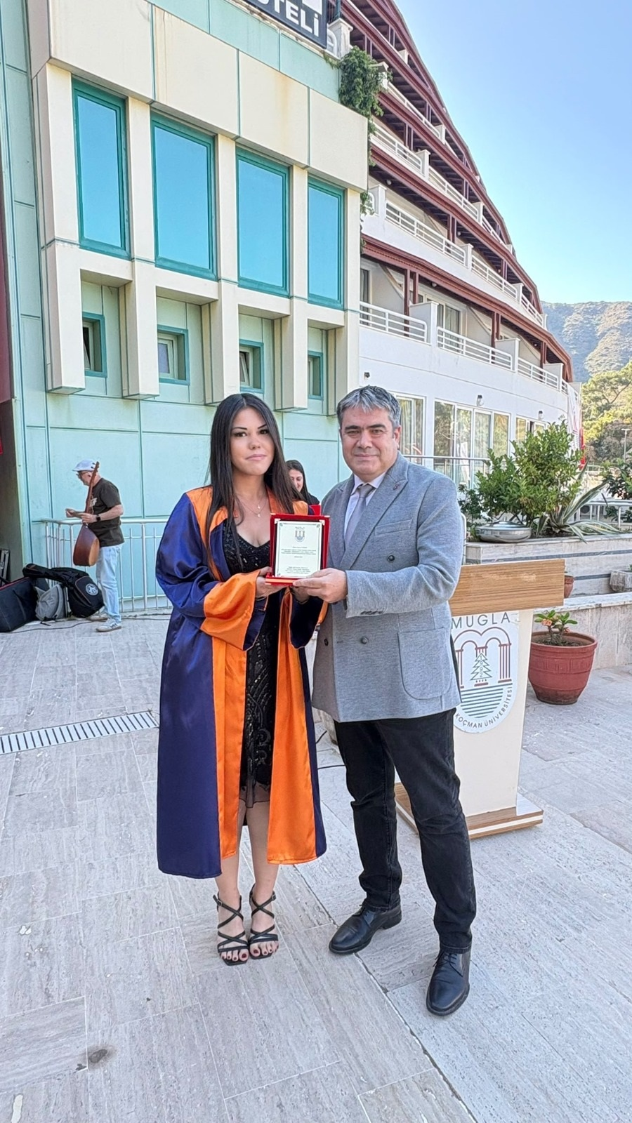 ?? Meslek Yüksekokulumuzda Mezuniyet Coşkusu: Öğrencilerimiz Keplerini Fırlattı!