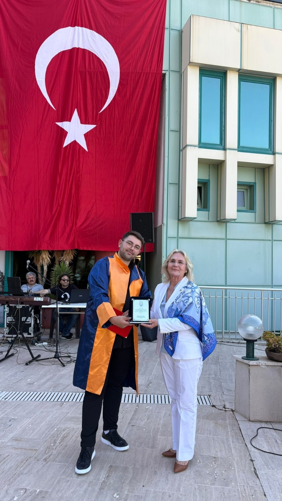 ?? Meslek Yüksekokulumuzda Mezuniyet Coşkusu: Öğrencilerimiz Keplerini Fırlattı!