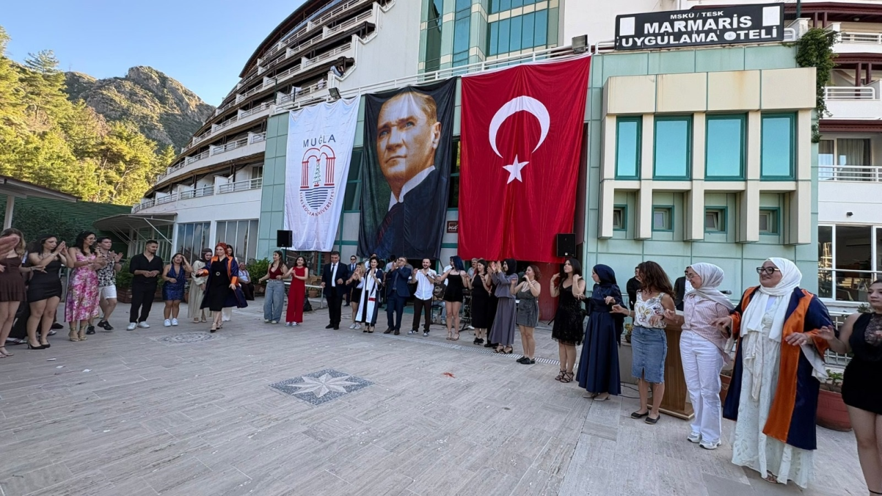 ?? Meslek Yüksekokulumuzda Mezuniyet Coşkusu: Öğrencilerimiz Keplerini Fırlattı!