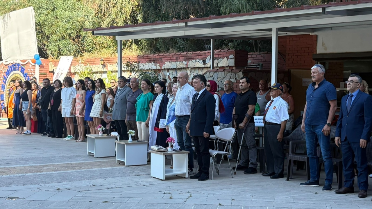?? Meslek Yüksekokulumuzda Mezuniyet Coşkusu: Öğrencilerimiz Keplerini Fırlattı!