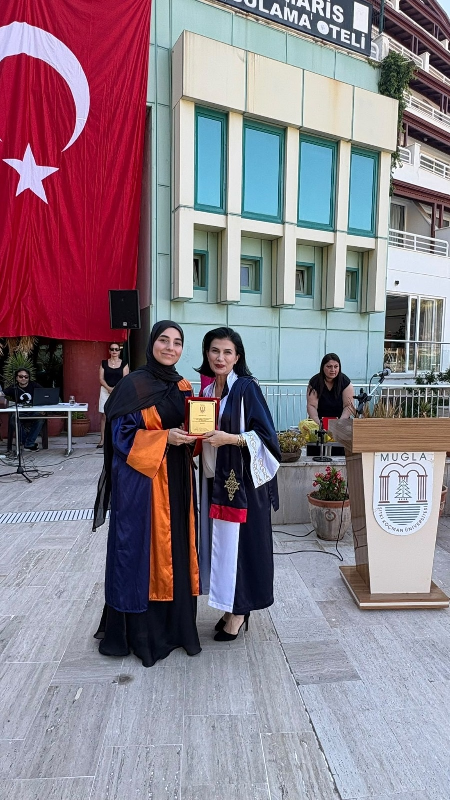 ?? Meslek Yüksekokulumuzda Mezuniyet Coşkusu: Öğrencilerimiz Keplerini Fırlattı!