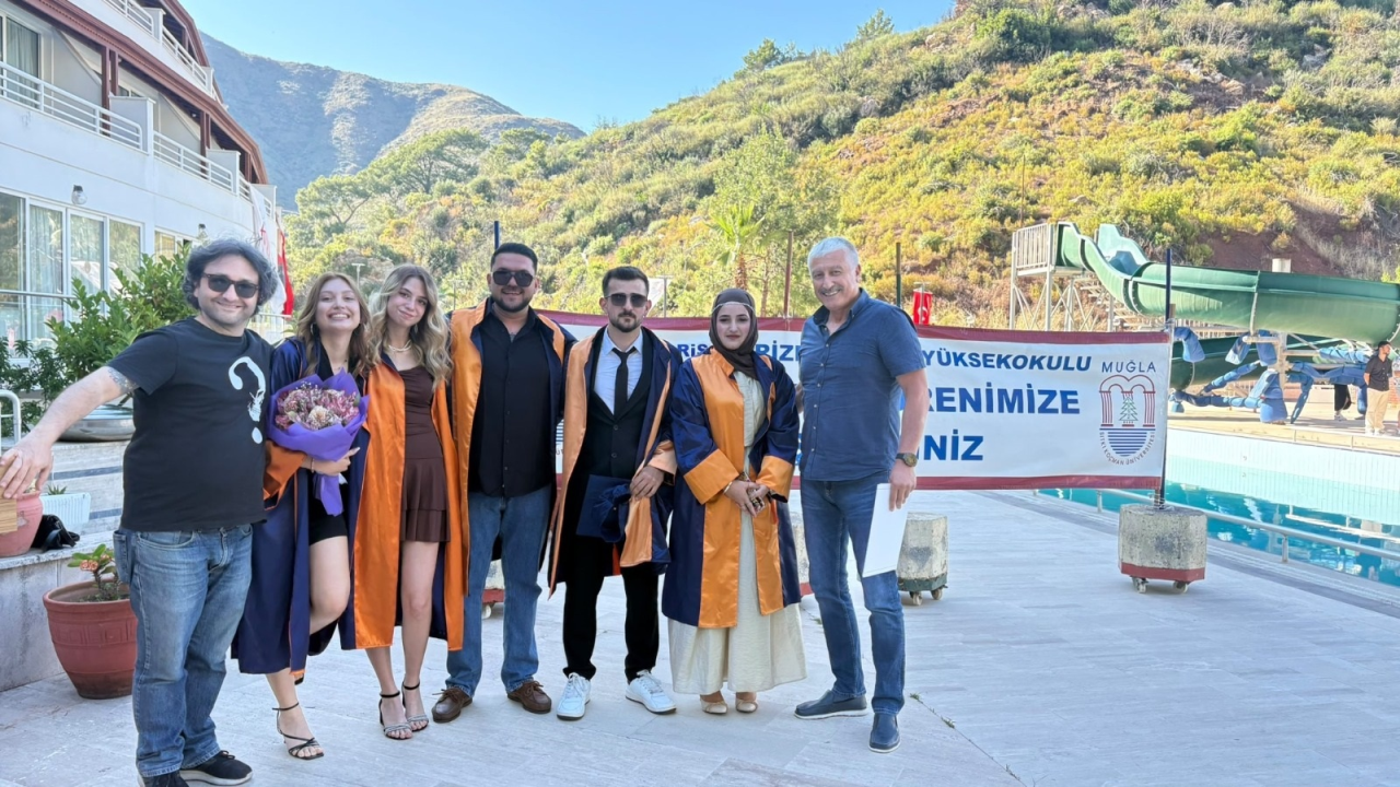 ?? Meslek Yüksekokulumuzda Mezuniyet Coşkusu: Öğrencilerimiz Keplerini Fırlattı!