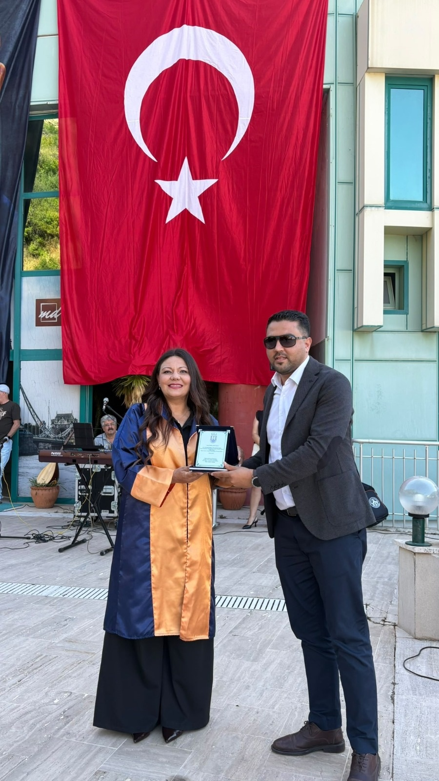 ?? Meslek Yüksekokulumuzda Mezuniyet Coşkusu: Öğrencilerimiz Keplerini Fırlattı!