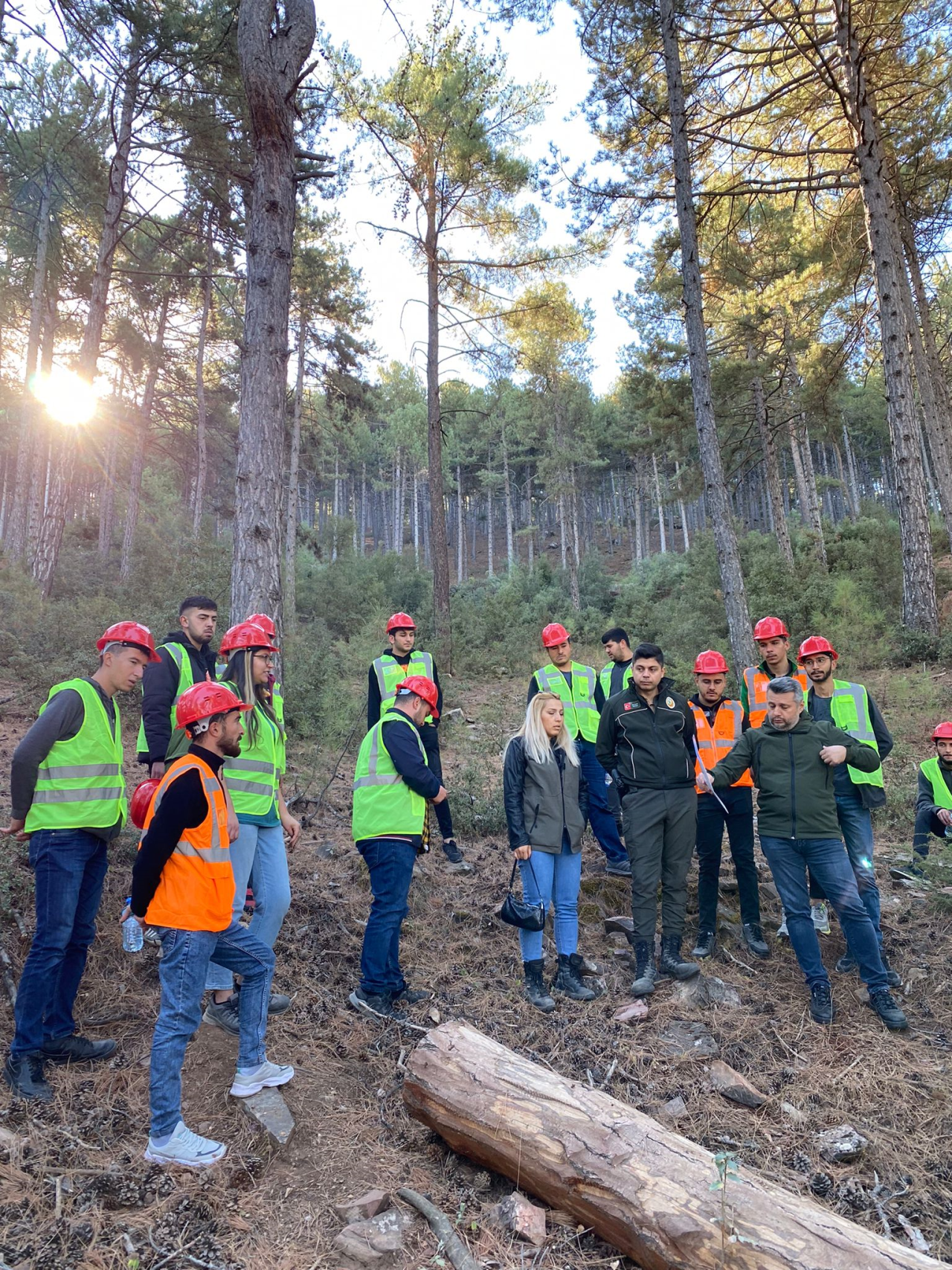 Ormancılık bölümü öğrencileri arazi uygulamasında.