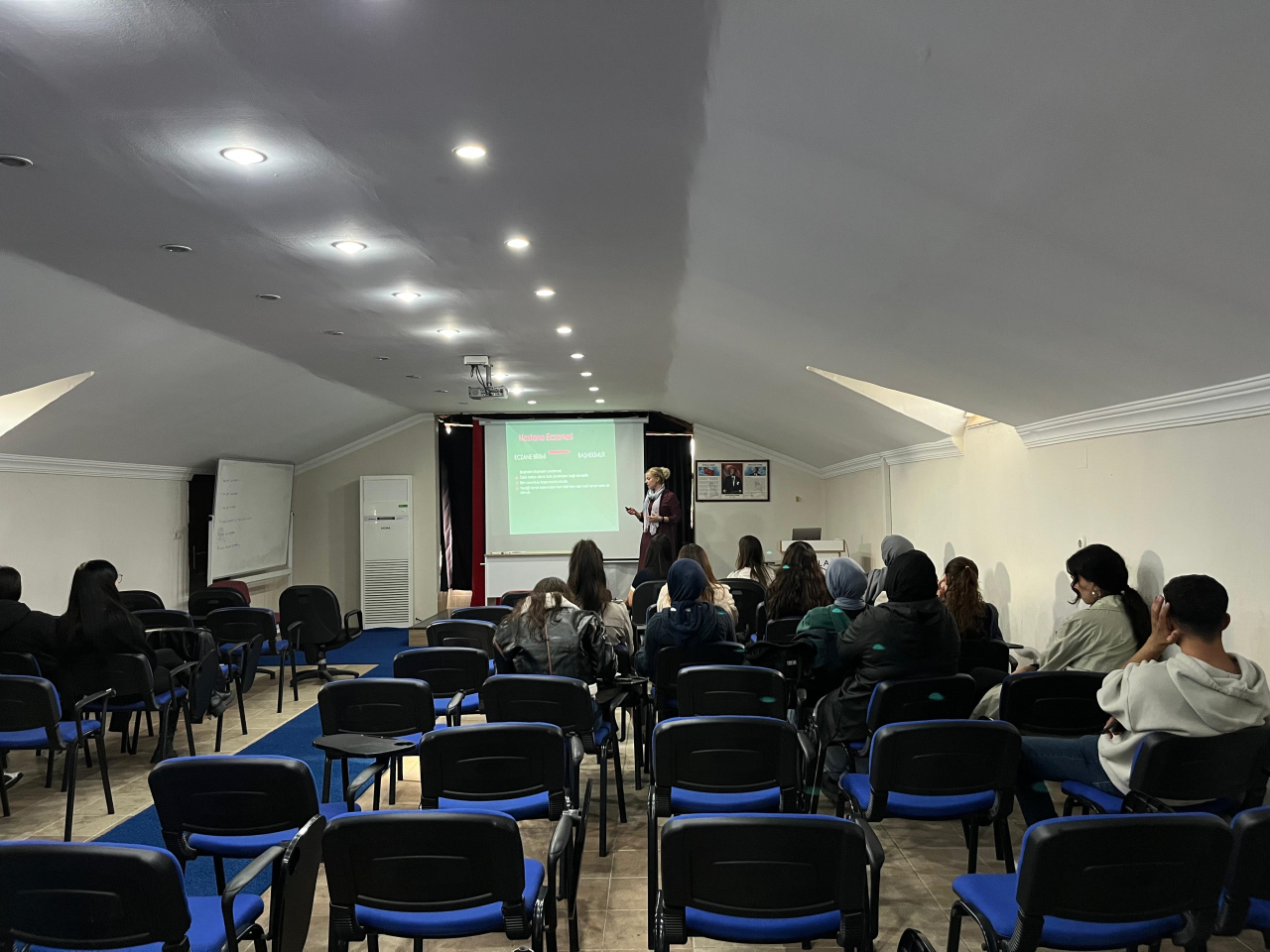 "Hastane Eczanesinde Yardımcı Personelin Önemi" Semineri 