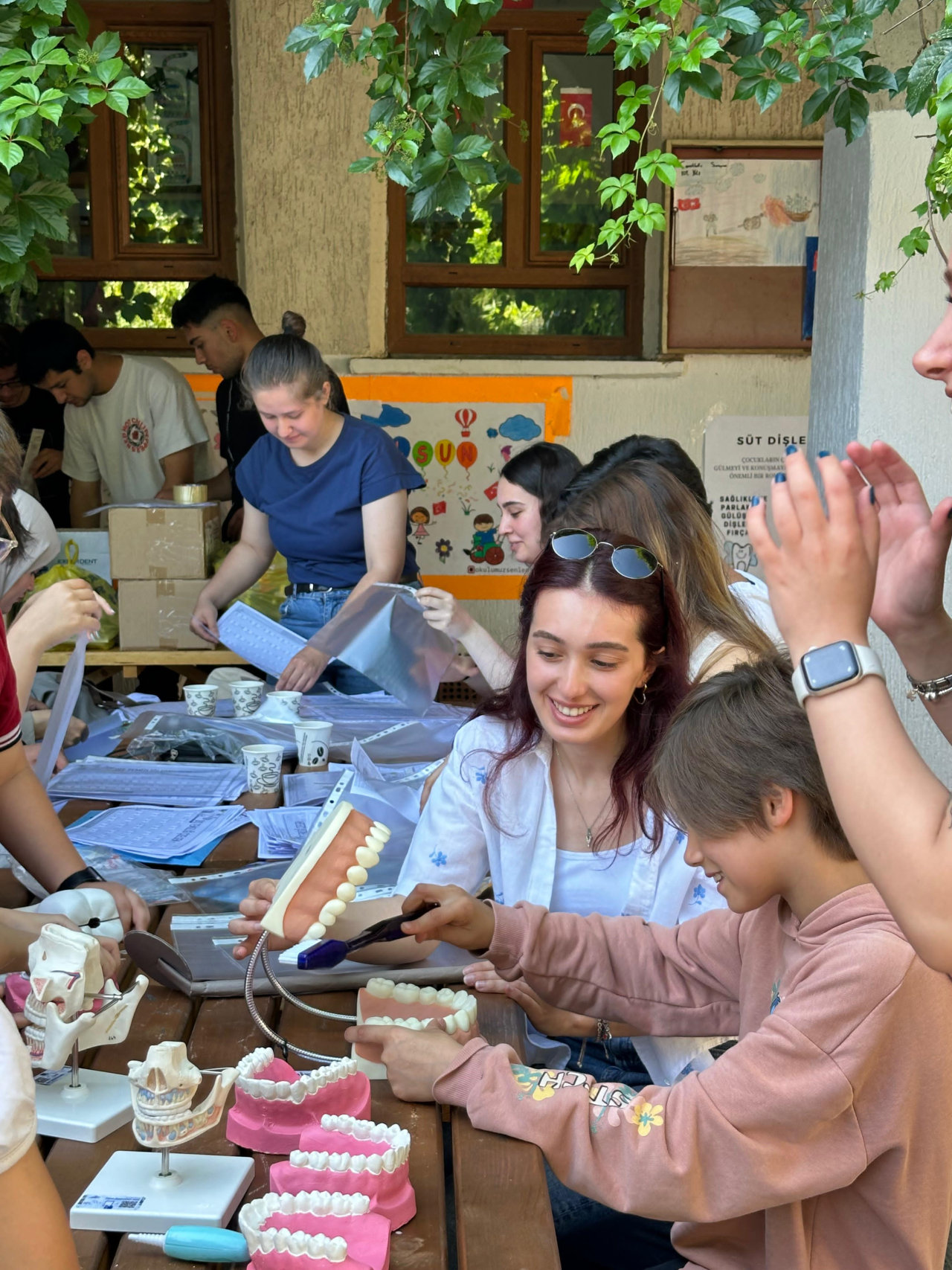 Diş Hekimliği Fakültesi Öğrencileri Tarafından İlkokul Öğrencilerine 