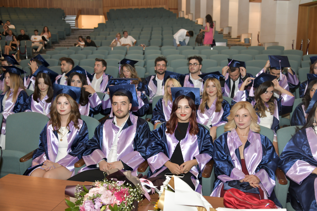 Diş Hekimliği Fakültesinin İlk Mezunları Meslek Yaşamlarına Uğurlandı