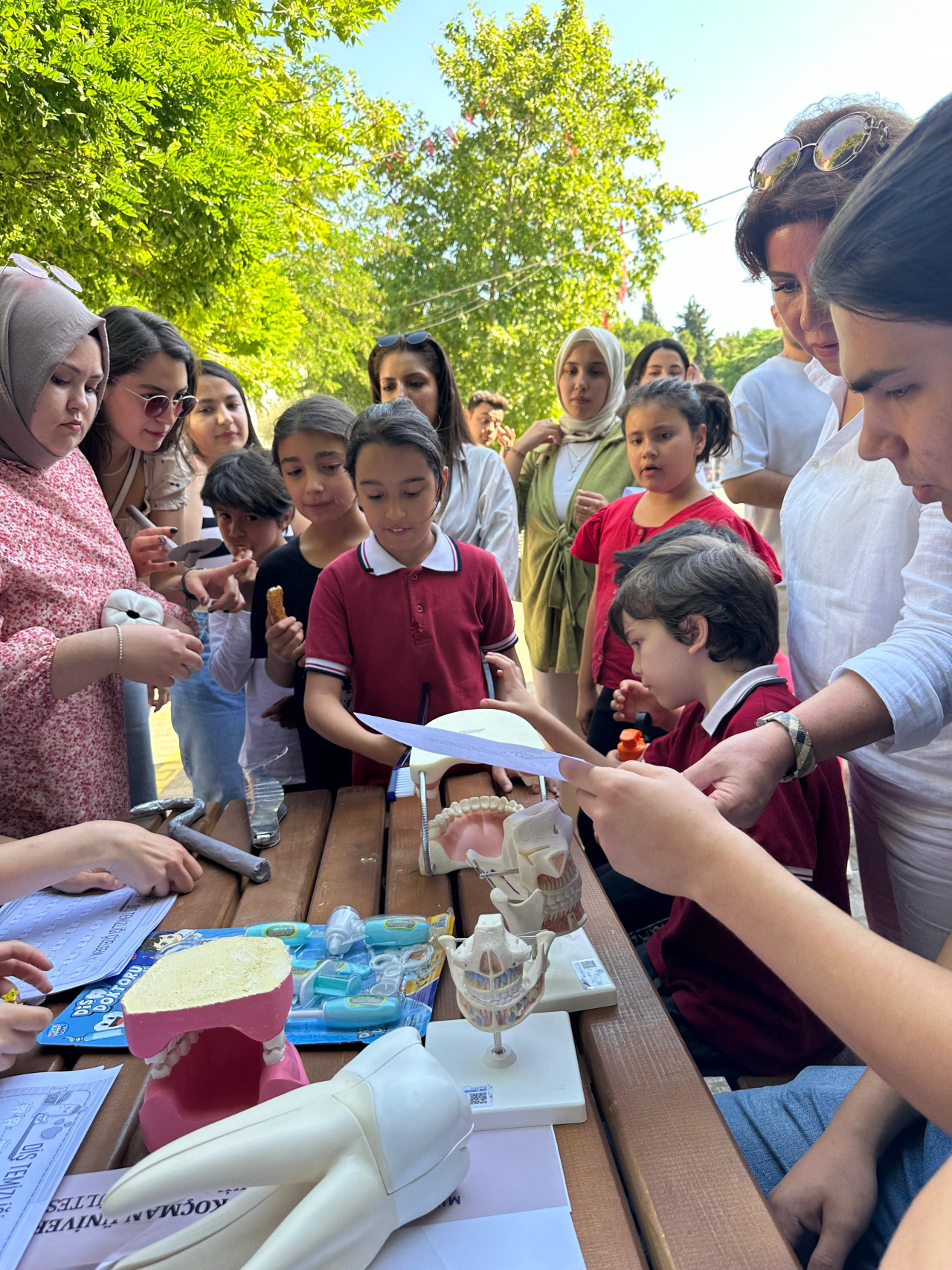 Diş Hekimliği Fakültesi Öğrencileri Tarafından İlkokul Öğrencilerine 