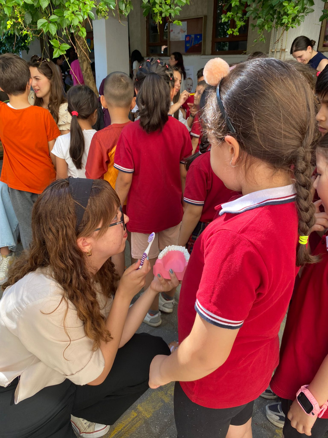 Diş Hekimliği Fakültesi Öğrencileri Tarafından İlkokul Öğrencilerine 