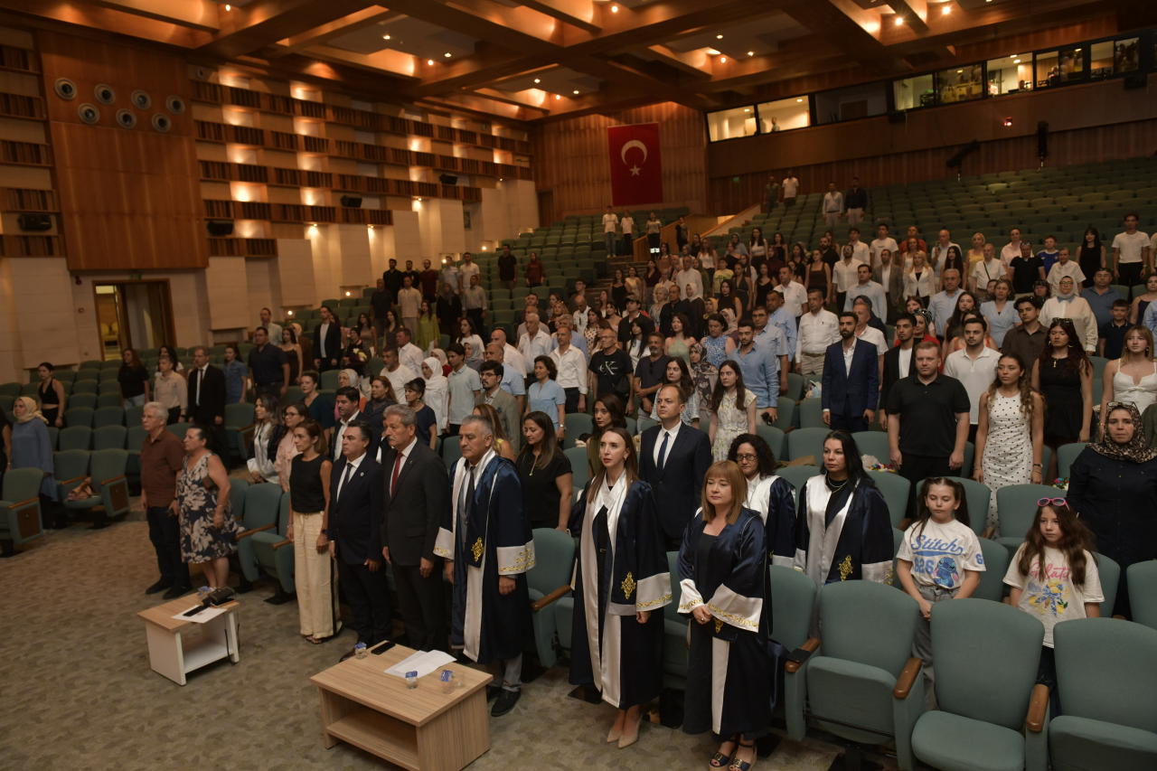 Diş Hekimliği Fakültesi 2025-2026 Eğitim-Öğretim Yılı Mezunları Meslek Yaşamlarına Uğurlandı.