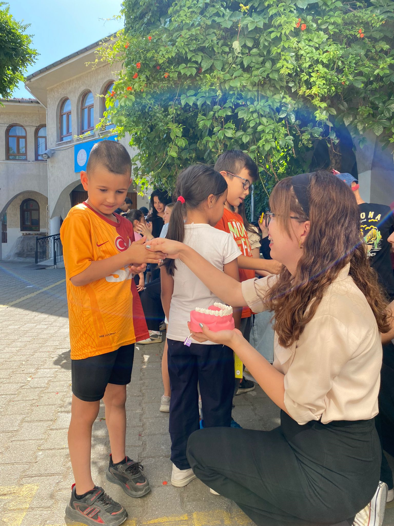 Diş Hekimliği Fakültesi Öğrencileri Tarafından İlkokul Öğrencilerine 