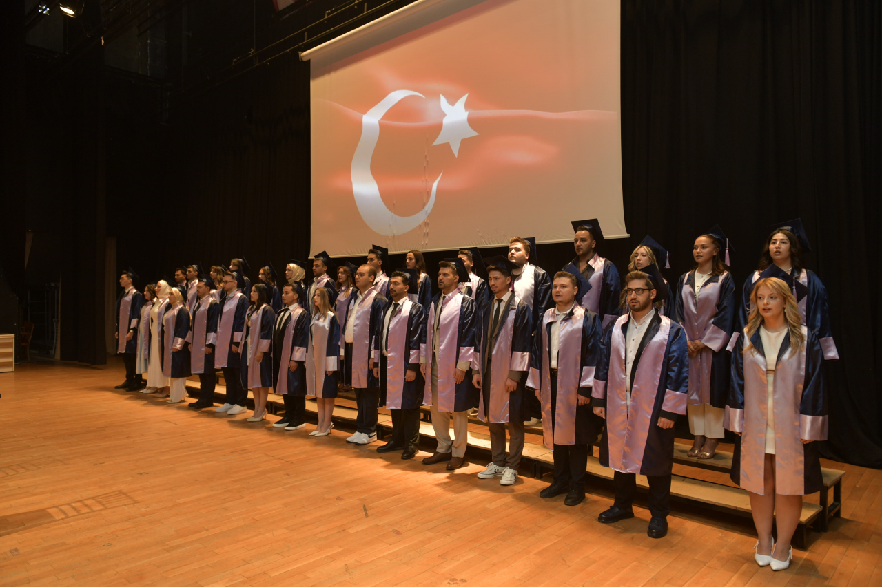 Diş Hekimliği Fakültesi 2025-2026 Eğitim-Öğretim Yılı Mezunları Meslek Yaşamlarına Uğurlandı.