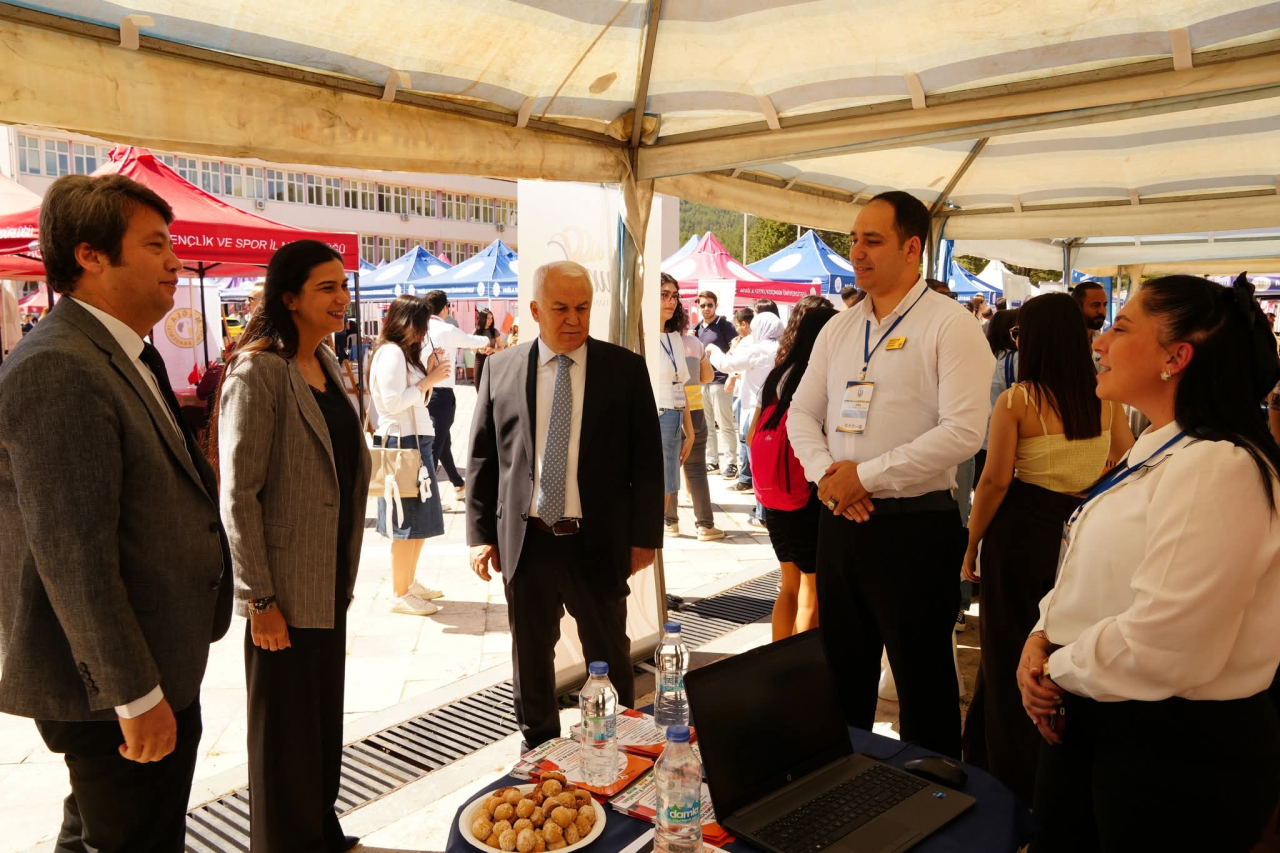 Muğla Sıtkı Koçman Üniversitesi’nde (MSKÜ) öğrenciler ile sektör temsilcilerinin bir araya geldiği “Kariyer Şenliği 2026” etkinliği düzenlendi.