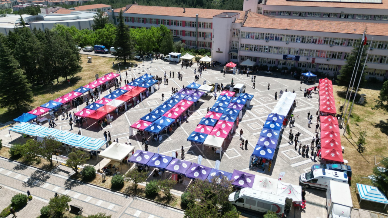 Muğla Sıtkı Koçman Üniversitesi’nde (MSKÜ) öğrenciler ile sektör temsilcilerinin bir araya geldiği “Kariyer Şenliği 2026” etkinliği düzenlendi.