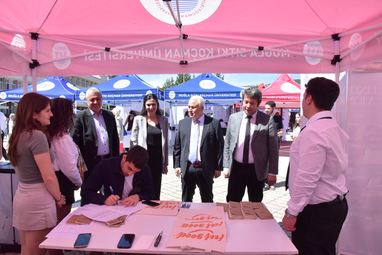 Muğla Sıtkı Koçman Üniversitesi’nde (MSKÜ) öğrenciler ile sektör temsilcilerinin bir araya geldiği “Kariyer Şenliği 2026” etkinliği düzenlendi.