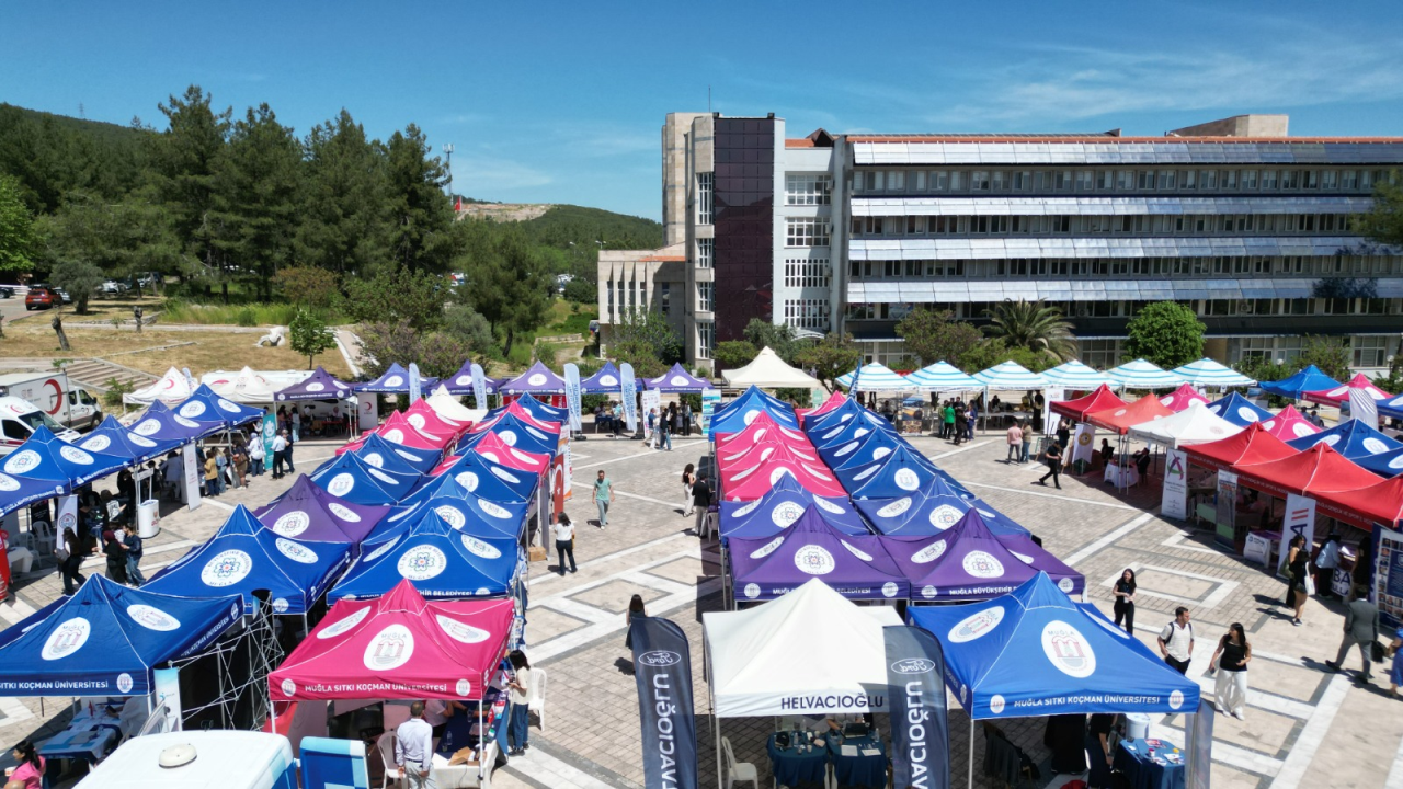 Muğla Sıtkı Koçman Üniversitesi’nde (MSKÜ) öğrenciler ile sektör temsilcilerinin bir araya geldiği “Kariyer Şenliği 2026” etkinliği düzenlendi.
