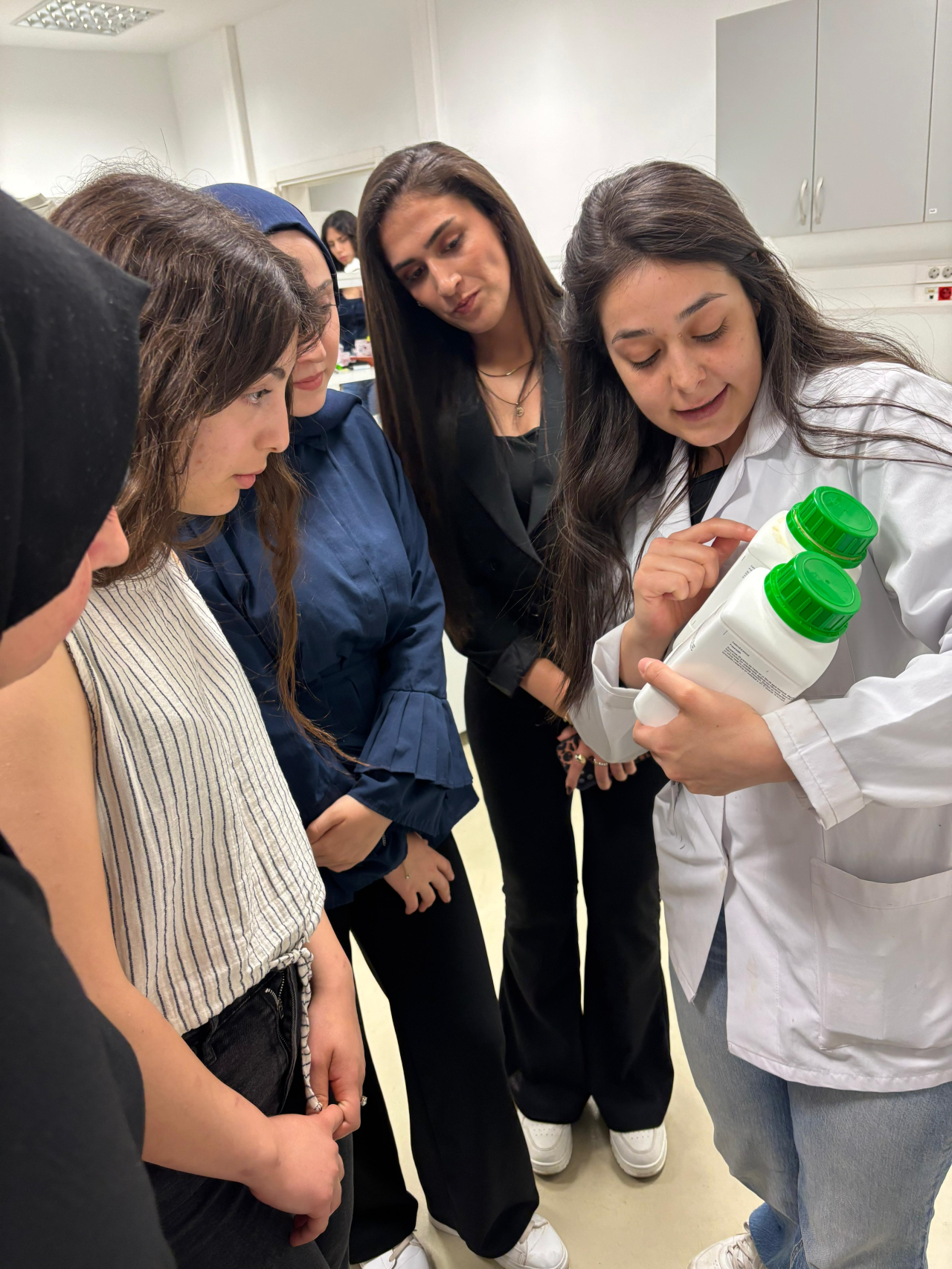 Eczane Hizmetleri Programı Öğrencileri ile Laboratuvar Etkinliği  