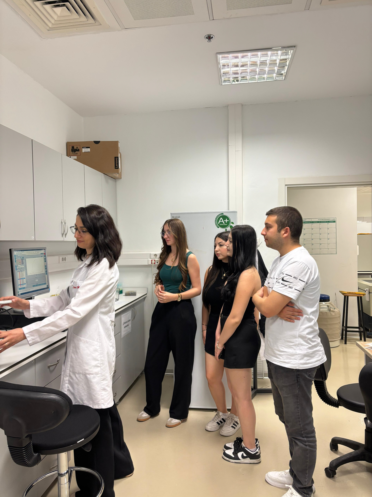 Eczane Hizmetleri Programı Öğrencileri ile Laboratuvar Etkinliği  