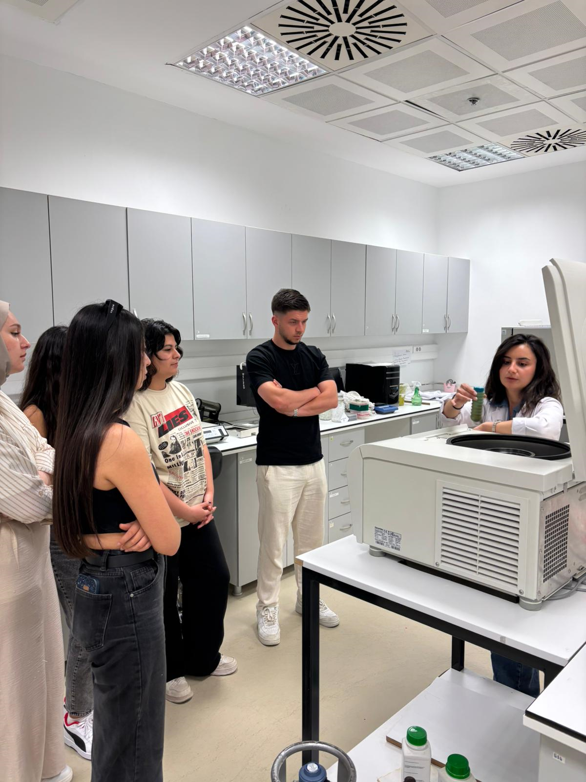 Eczane Hizmetleri Programı Öğrencileri ile Laboratuvar Etkinliği  